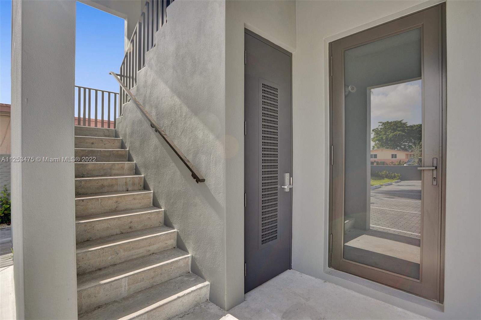 See details / 2920 sq. ft. $ 2022-10-21 0 Photo
