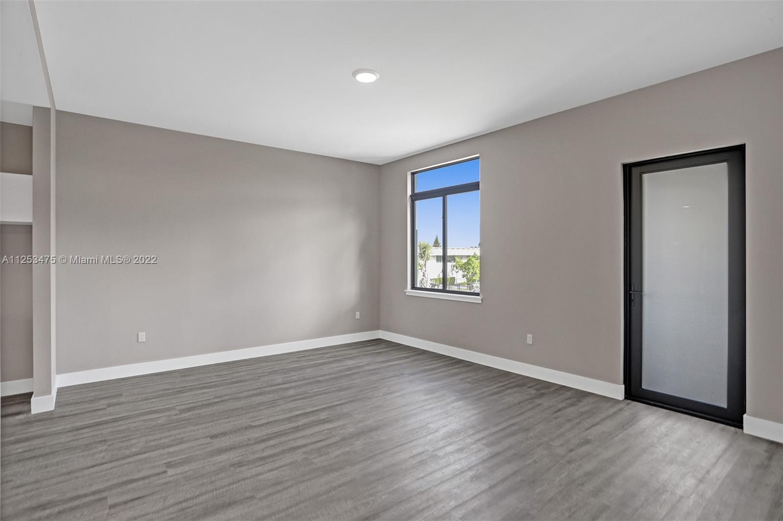 See details / 2920 sq. ft. $ 2022-10-21 0 Photo