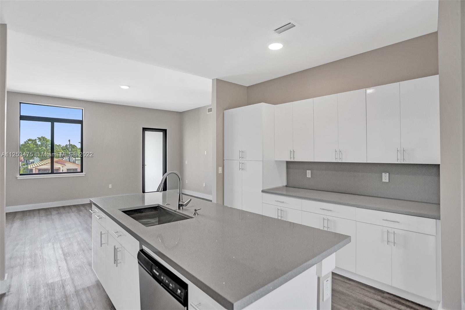 See details / 2920 sq. ft. $ 2022-10-21 0 Photo