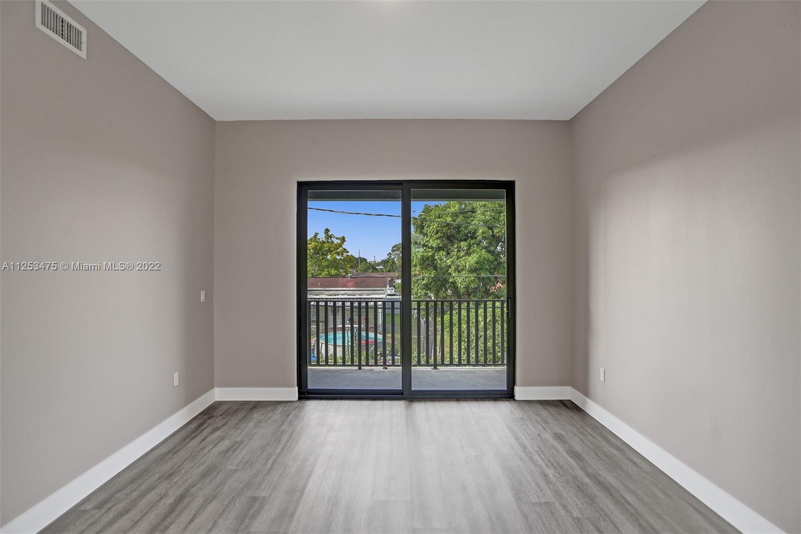 See details / 2920 sq. ft. $ 2022-10-21 0 Photo