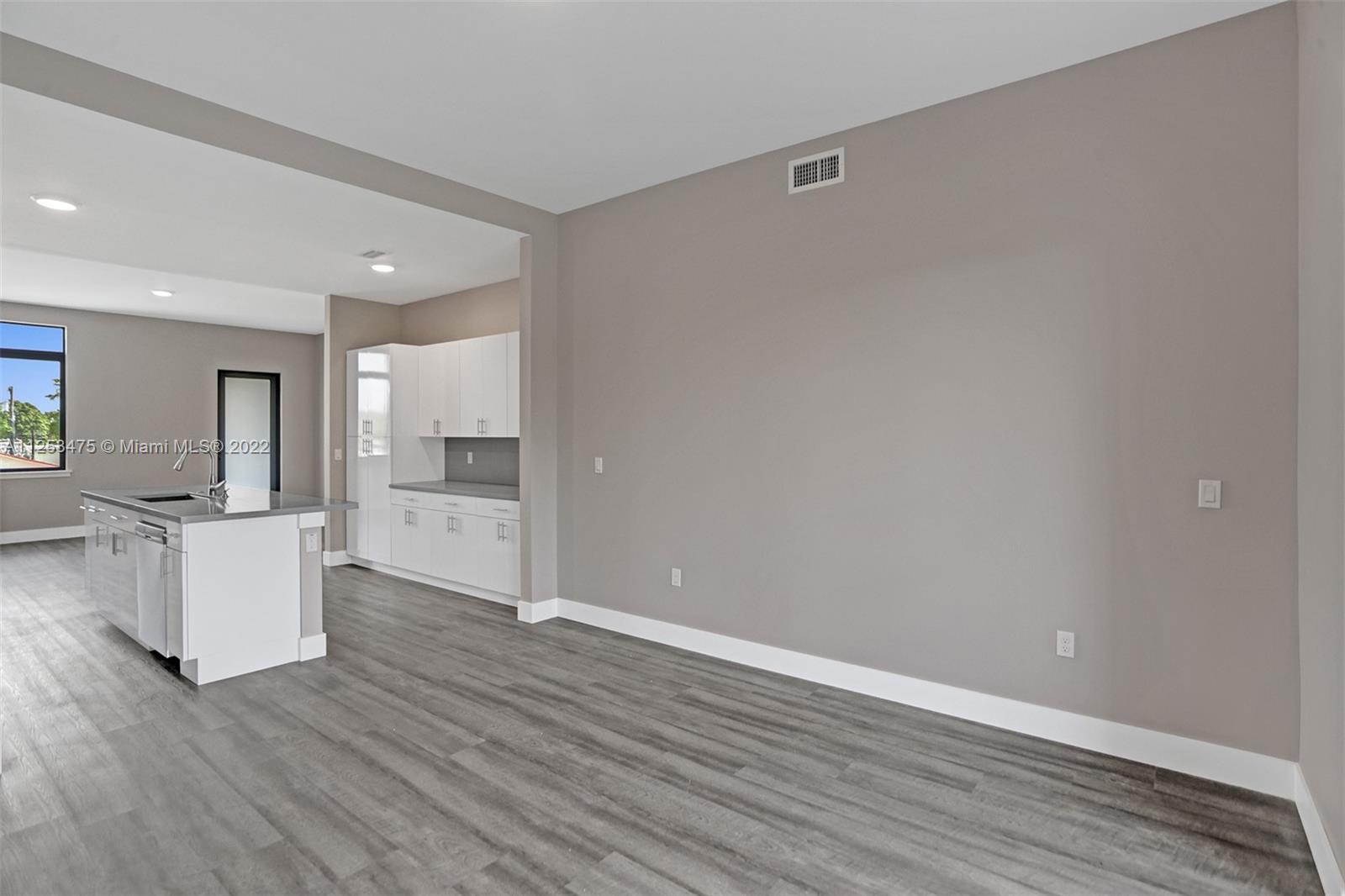See details / 2920 sq. ft. $ 2022-10-21 0 Photo