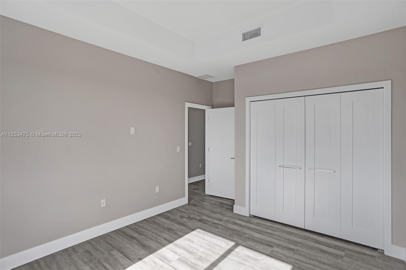 See details / 2920 sq. ft. $ 2022-10-21 0 Photo