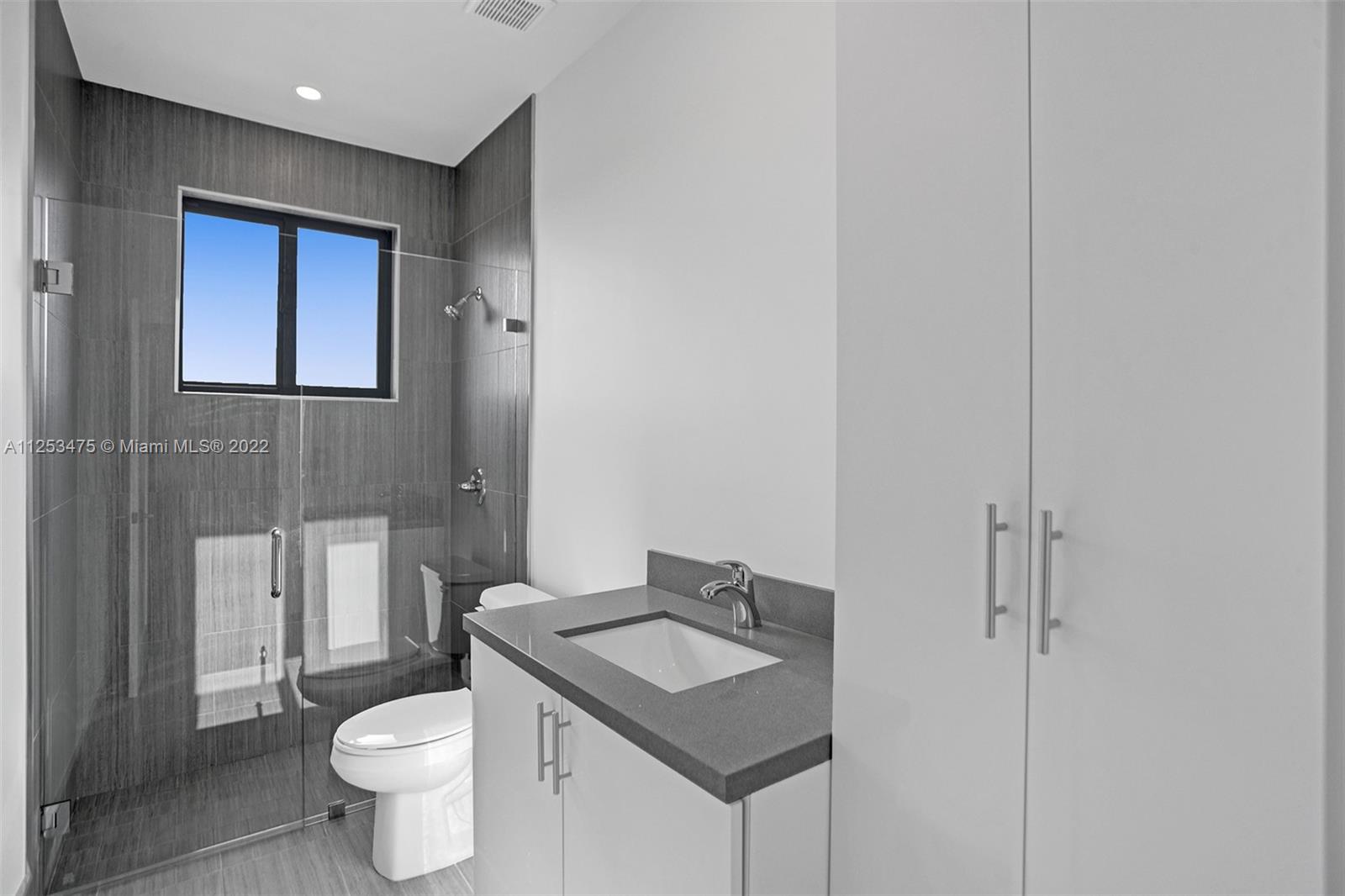 See details / 2920 sq. ft. $ 2022-10-21 0 Photo