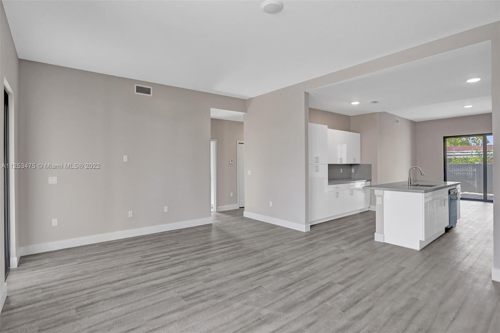 See details / 2920 sq. ft. $ 2022-10-21 0 Photo