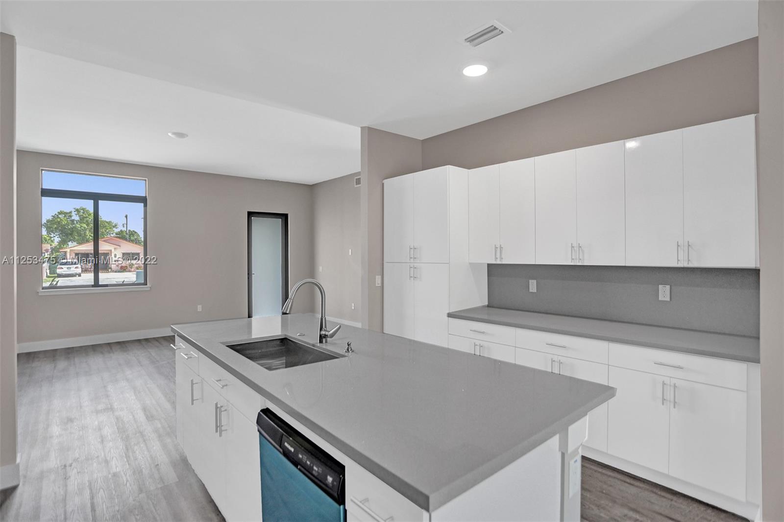 See details / 2920 sq. ft. $ 2022-10-21 0 Photo