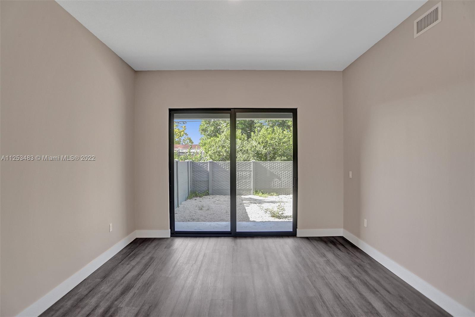 See details / 2920 sq. ft. $ 2022-10-21 0 Photo