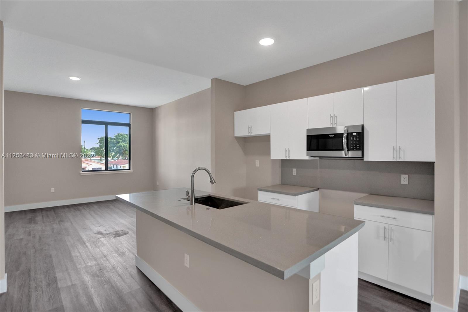 See details / 2920 sq. ft. $ 2022-10-21 0 Photo