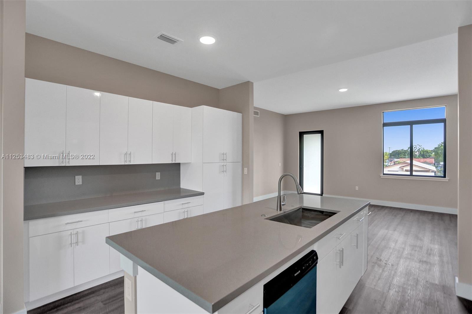 See details / 2920 sq. ft. $ 2022-10-21 0 Photo