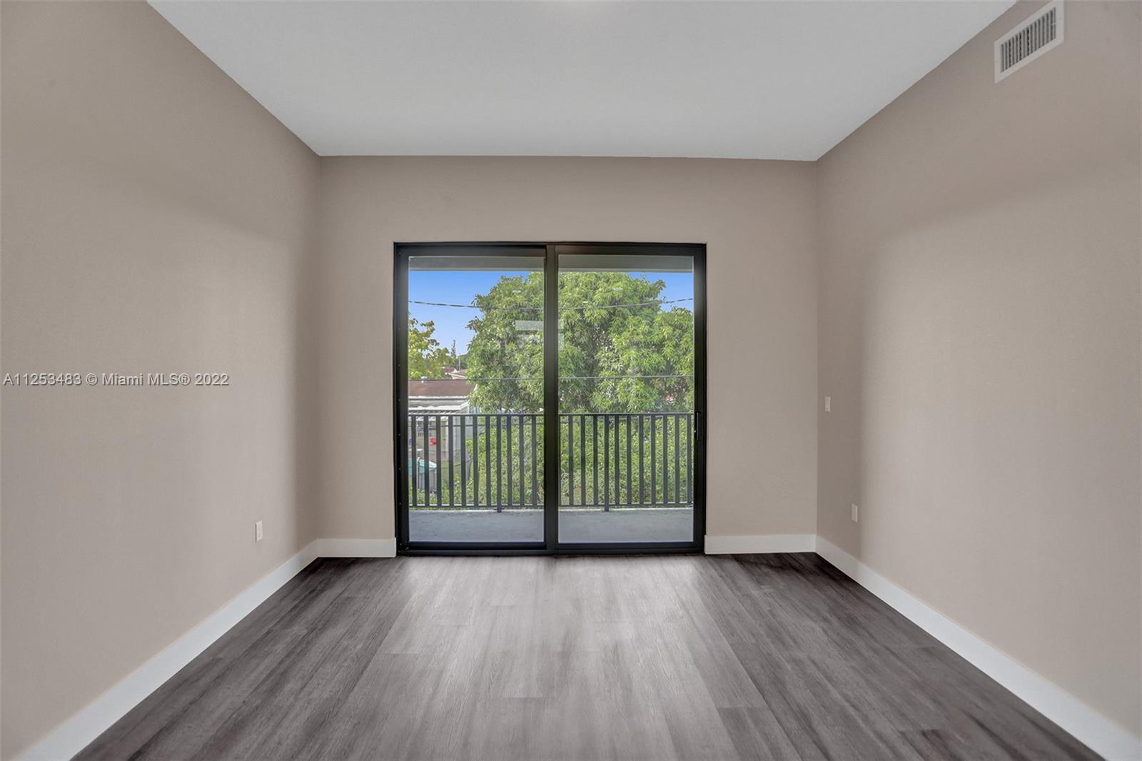 See details / 2920 sq. ft. $ 2022-10-21 0 Photo
