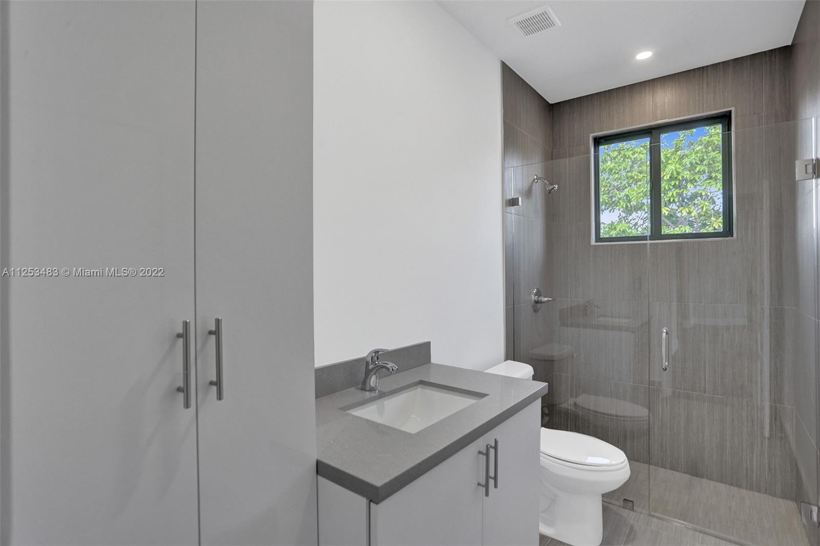 See details / 2920 sq. ft. $ 2022-10-21 0 Photo