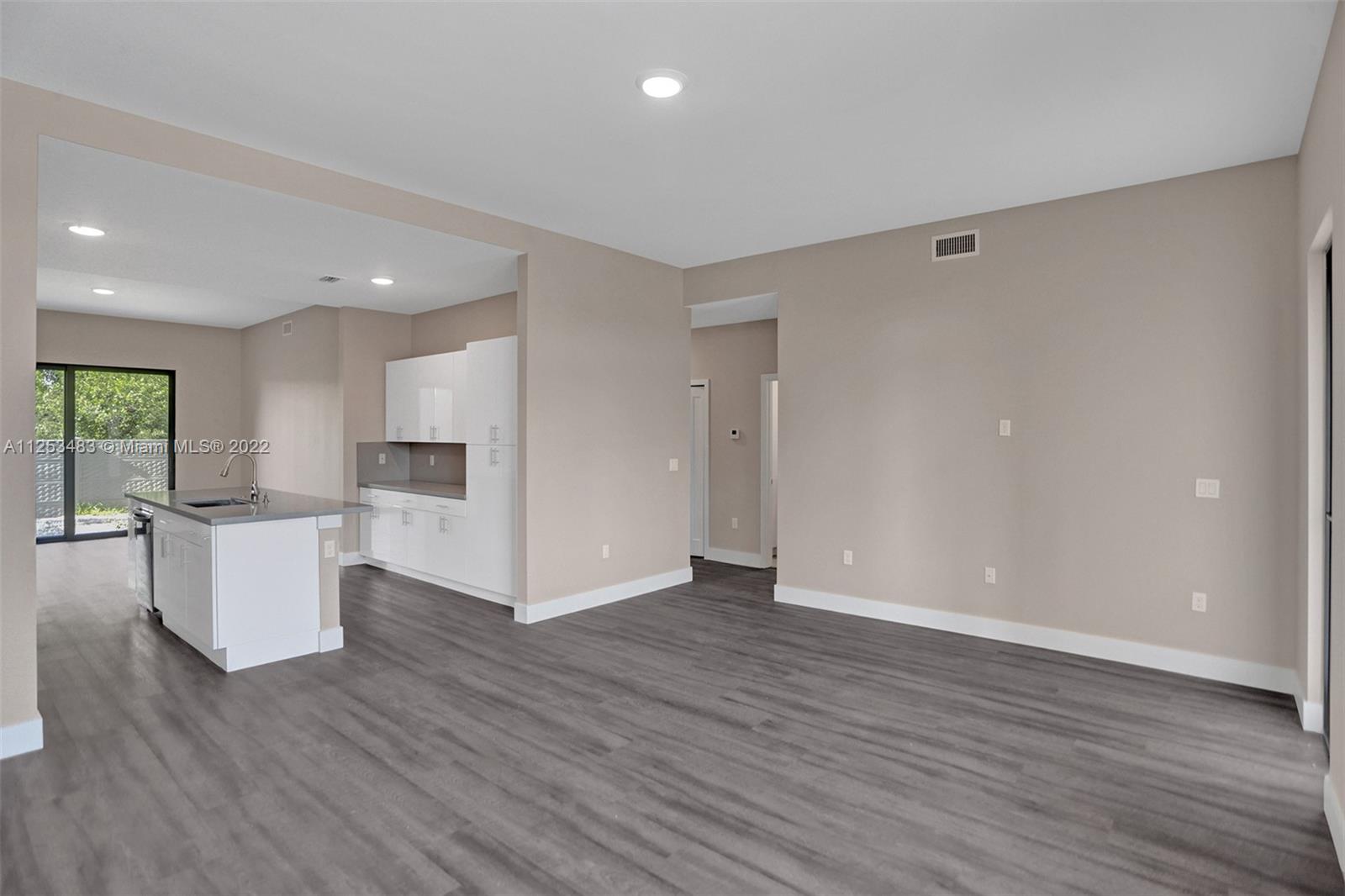 See details / 2920 sq. ft. $ 2022-10-21 0 Photo