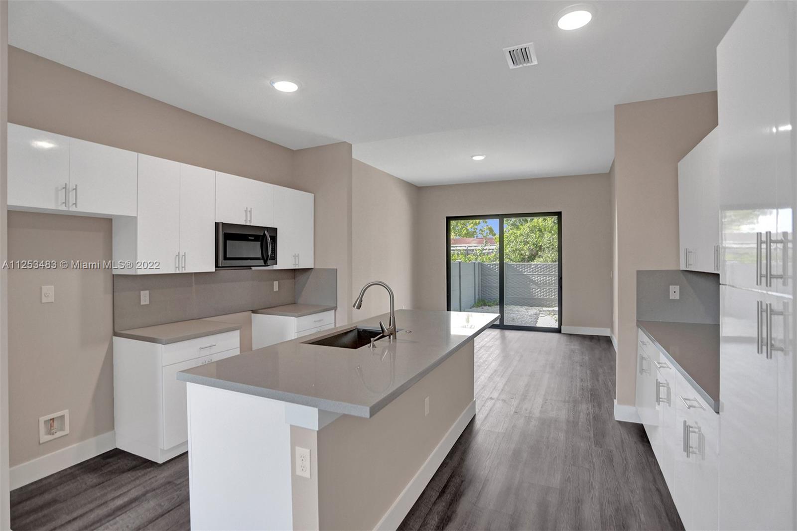 See details / 2920 sq. ft. $ 2022-10-21 0 Photo