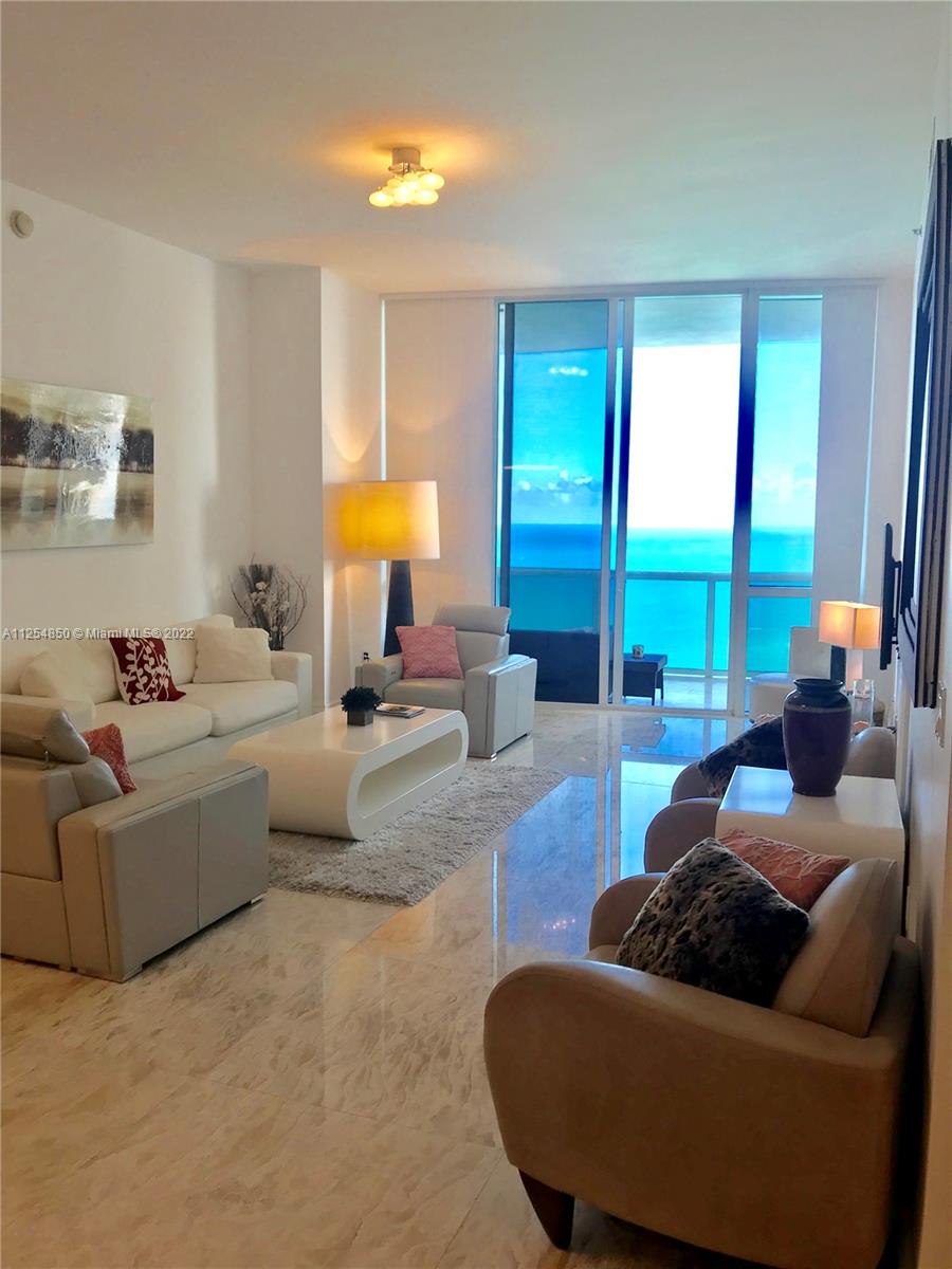 Ver detalles 3707 3 / 3 2106 sq. ft. $ 2022-09-14 0 foto