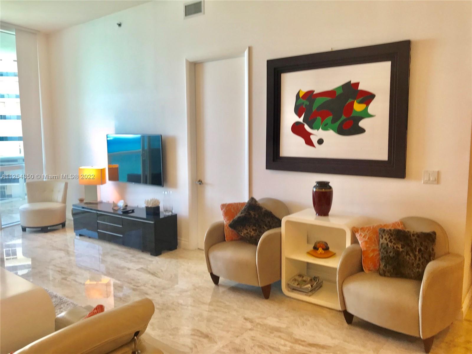 Ver detalles 3707 3 / 3 2106 sq. ft. $ 2022-09-14 0 foto