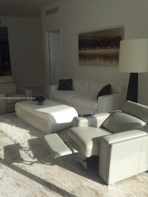 Ver detalles 3707 3 / 3 2106 sq. ft. $ 2022-09-14 0 foto