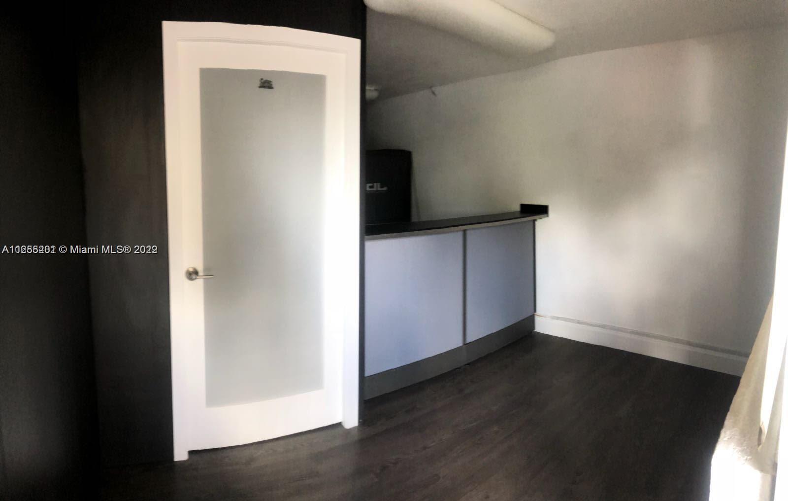 See details 1925 / sq. ft. $ 2022-11-17 0 Photo