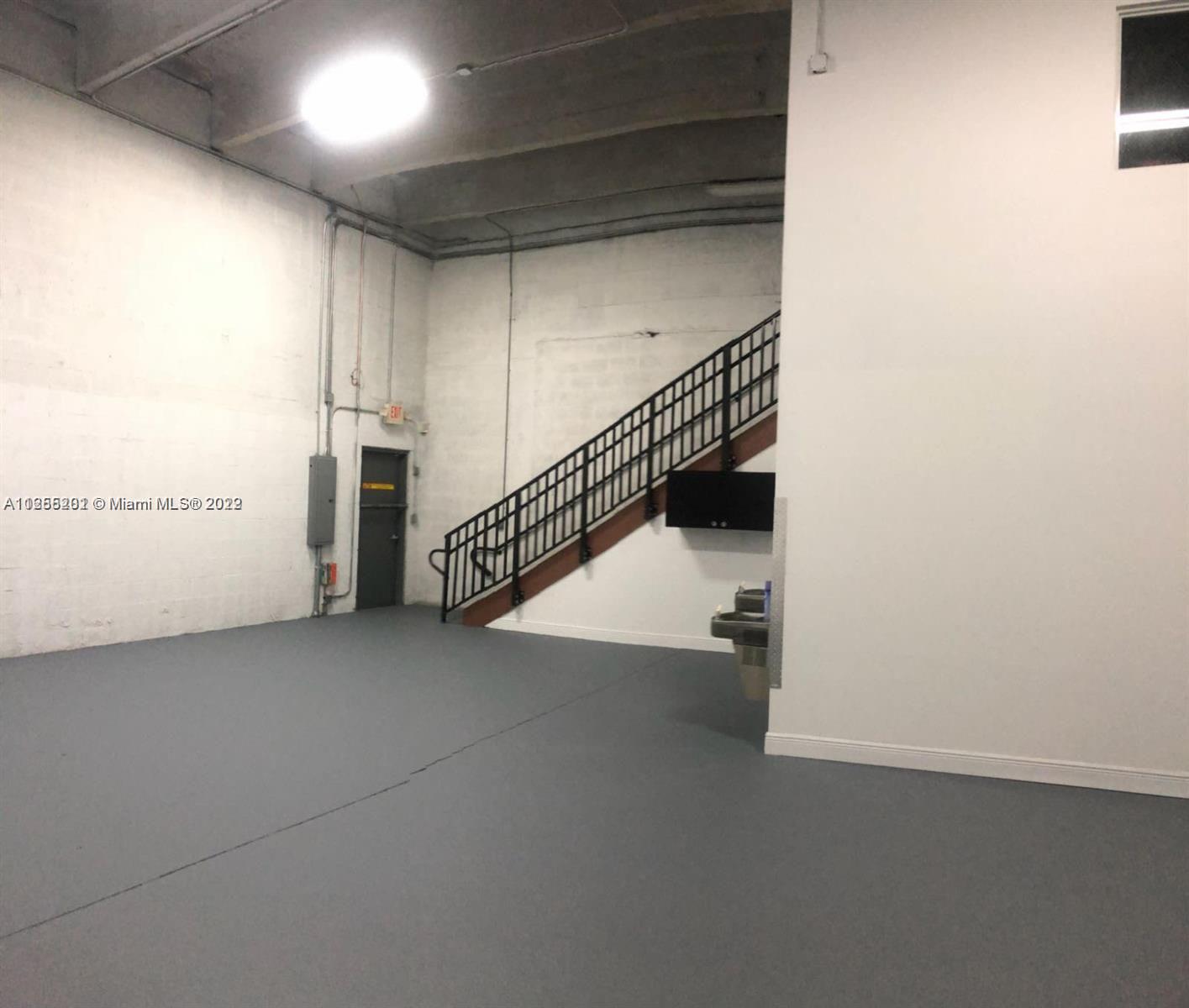 See details 1925 / sq. ft. $ 2022-11-17 0 Photo
