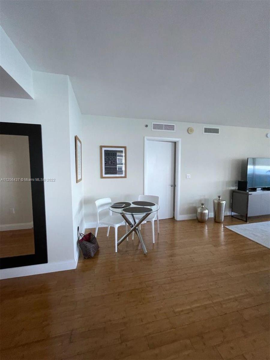 Ver detalles 3004 3 / 4 2078 sq. ft. $ 2022-08-13 0 foto