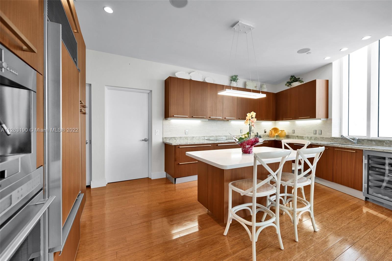 See details 3504 3 / 4 2327 sq. ft. $ 2022-12-17 0 Photo