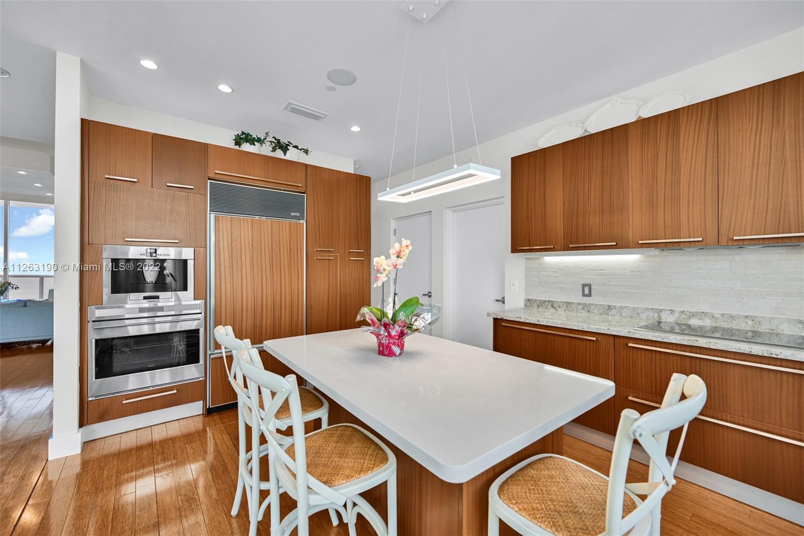 See details 3504 3 / 4 2327 sq. ft. $ 2022-12-17 0 Photo