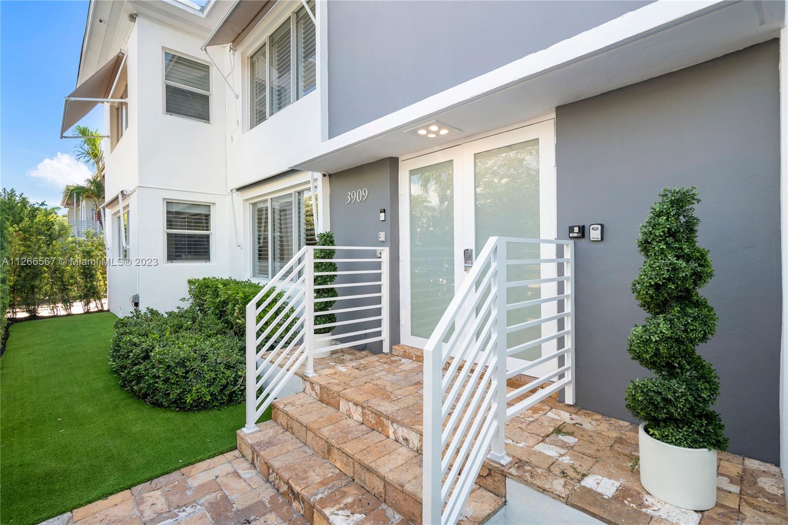 See details / 5200 sq. ft. $ 2023-01-10 0 Photo
