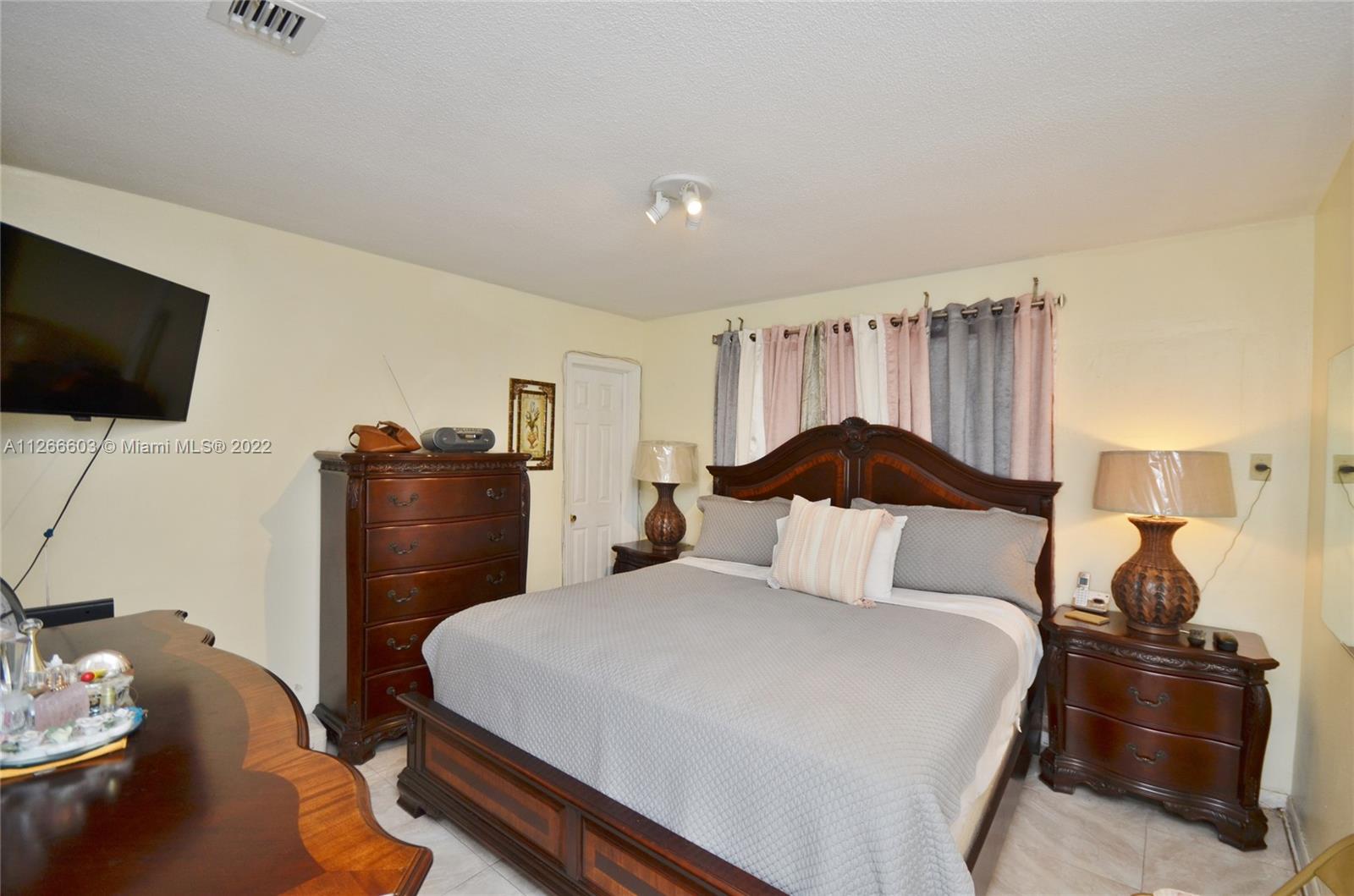 See details / 1964 sq. ft. $ 2022-10-24 0 Photo