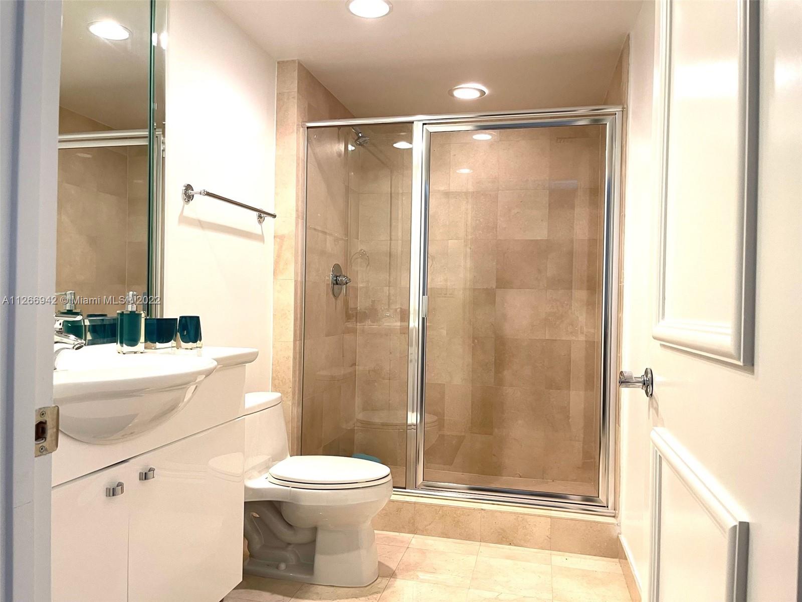 Ver detalles 3103 3 / 3 1841 sq. ft. $ 2022-09-01 0 foto