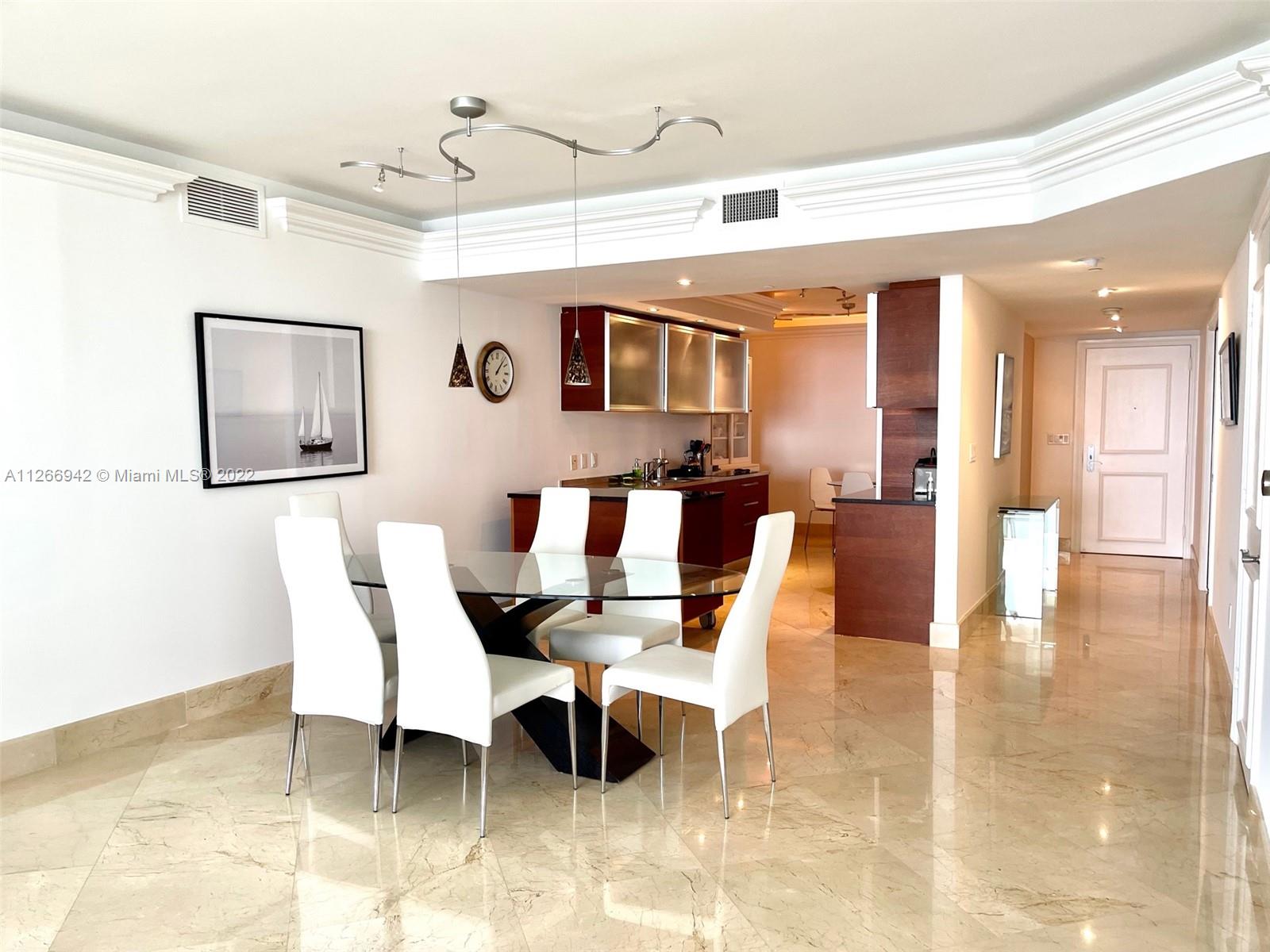 Ver detalles 3103 3 / 3 1841 sq. ft. $ 2022-09-01 0 foto