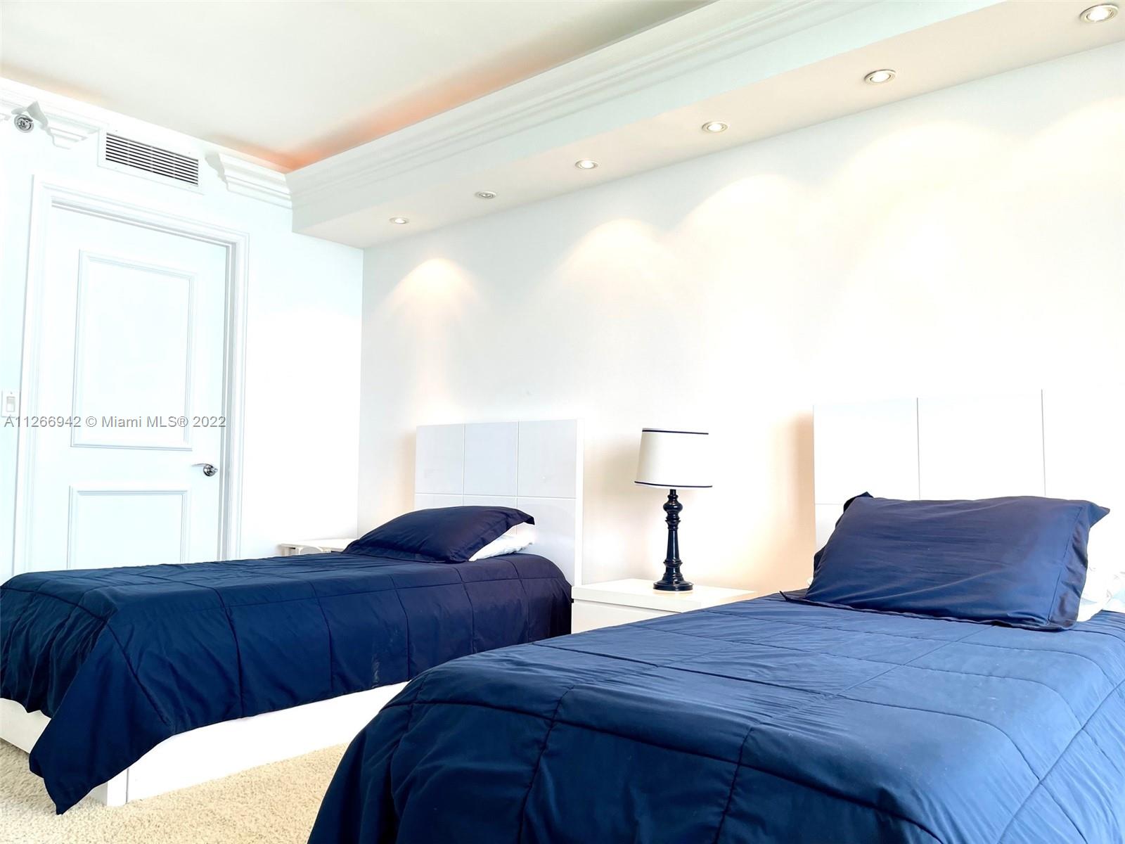 Ver detalles 3103 3 / 3 1841 sq. ft. $ 2022-09-01 0 foto