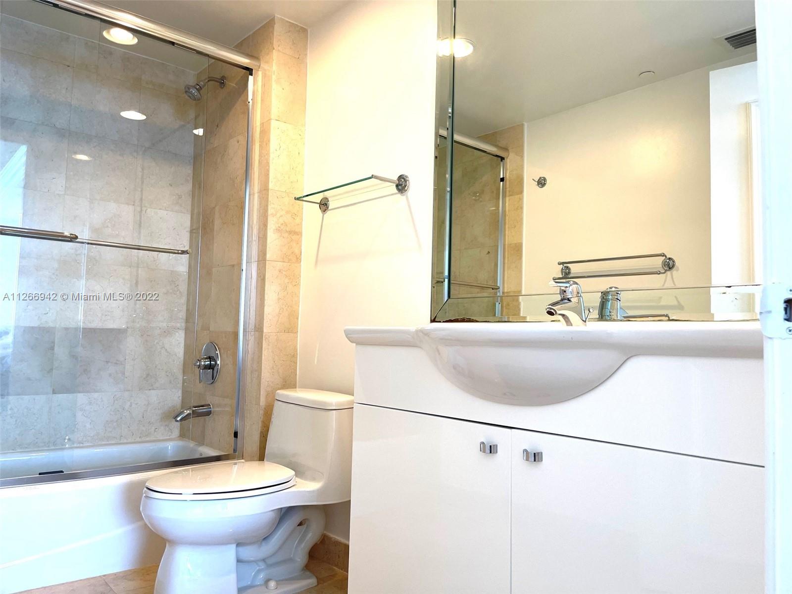 Ver detalles 3103 3 / 3 1841 sq. ft. $ 2022-09-01 0 foto