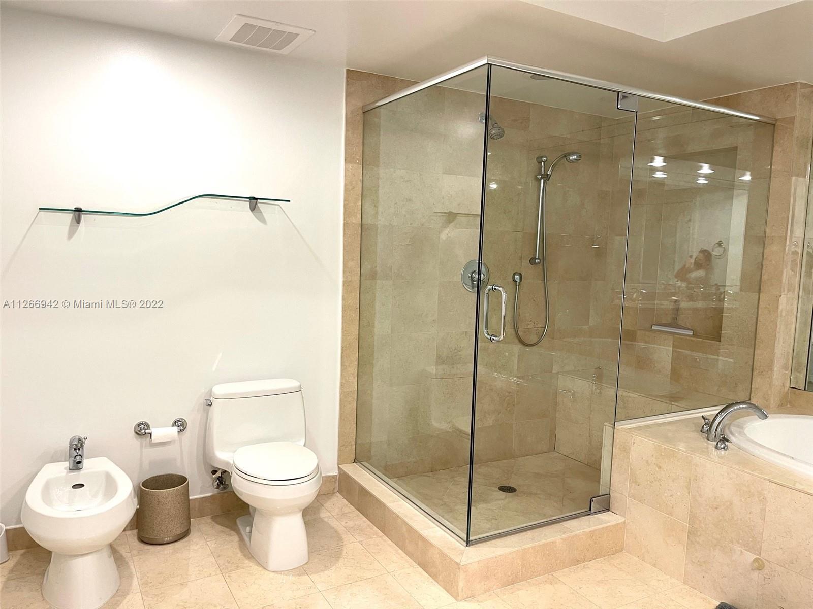 Ver detalles 3103 3 / 3 1841 sq. ft. $ 2022-09-01 0 foto