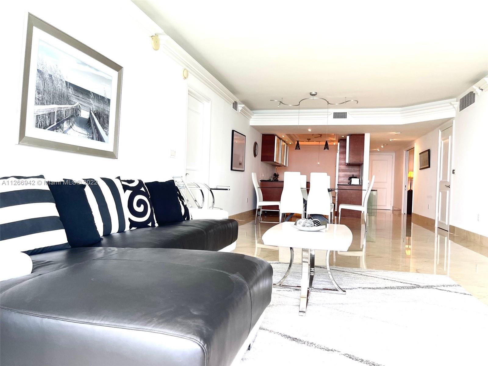 Ver detalles 3103 3 / 3 1841 sq. ft. $ 2022-09-01 0 foto