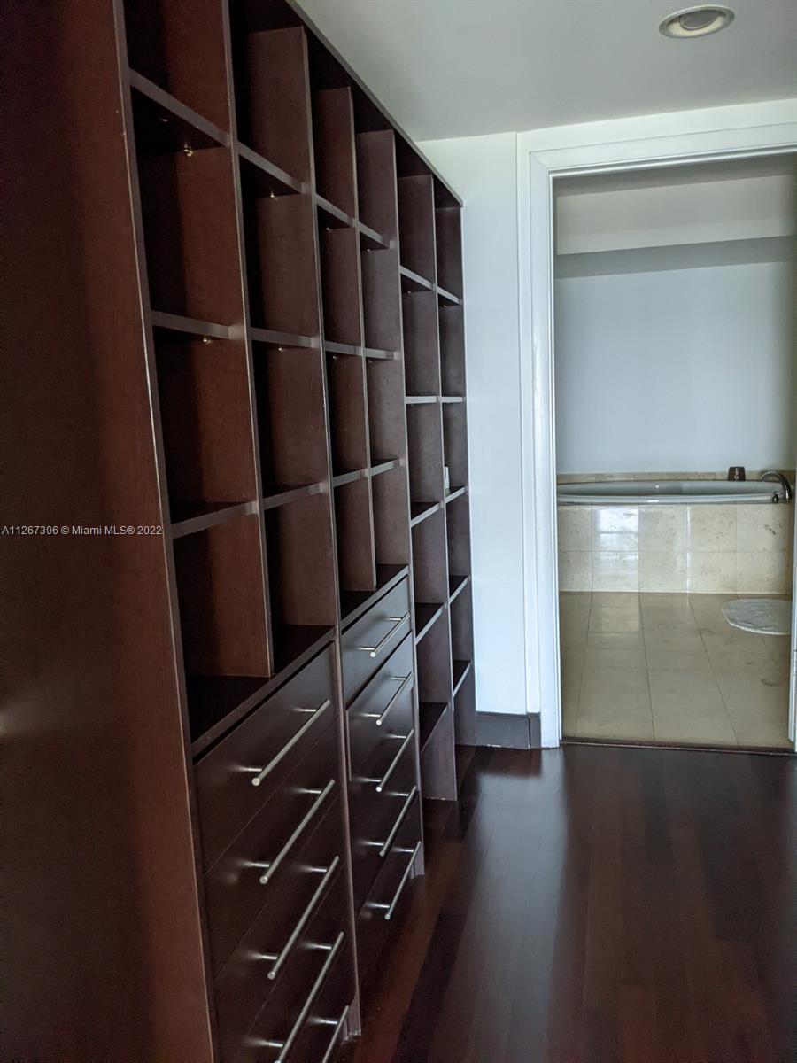 Ver detalles 2502 3 / 3 1841 sq. ft. $ 2022-09-12 0 foto