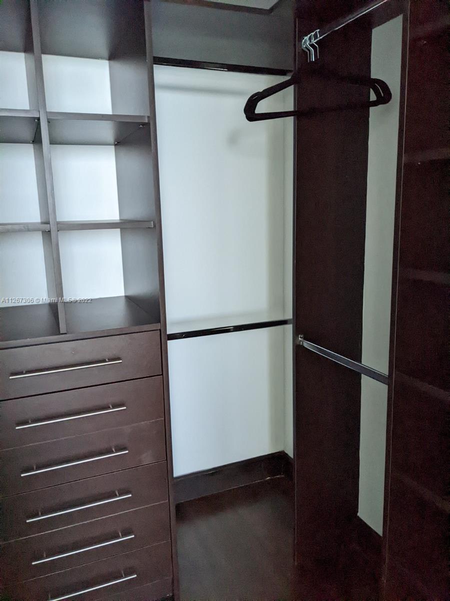 Ver detalles 2502 3 / 3 1841 sq. ft. $ 2022-09-12 0 foto