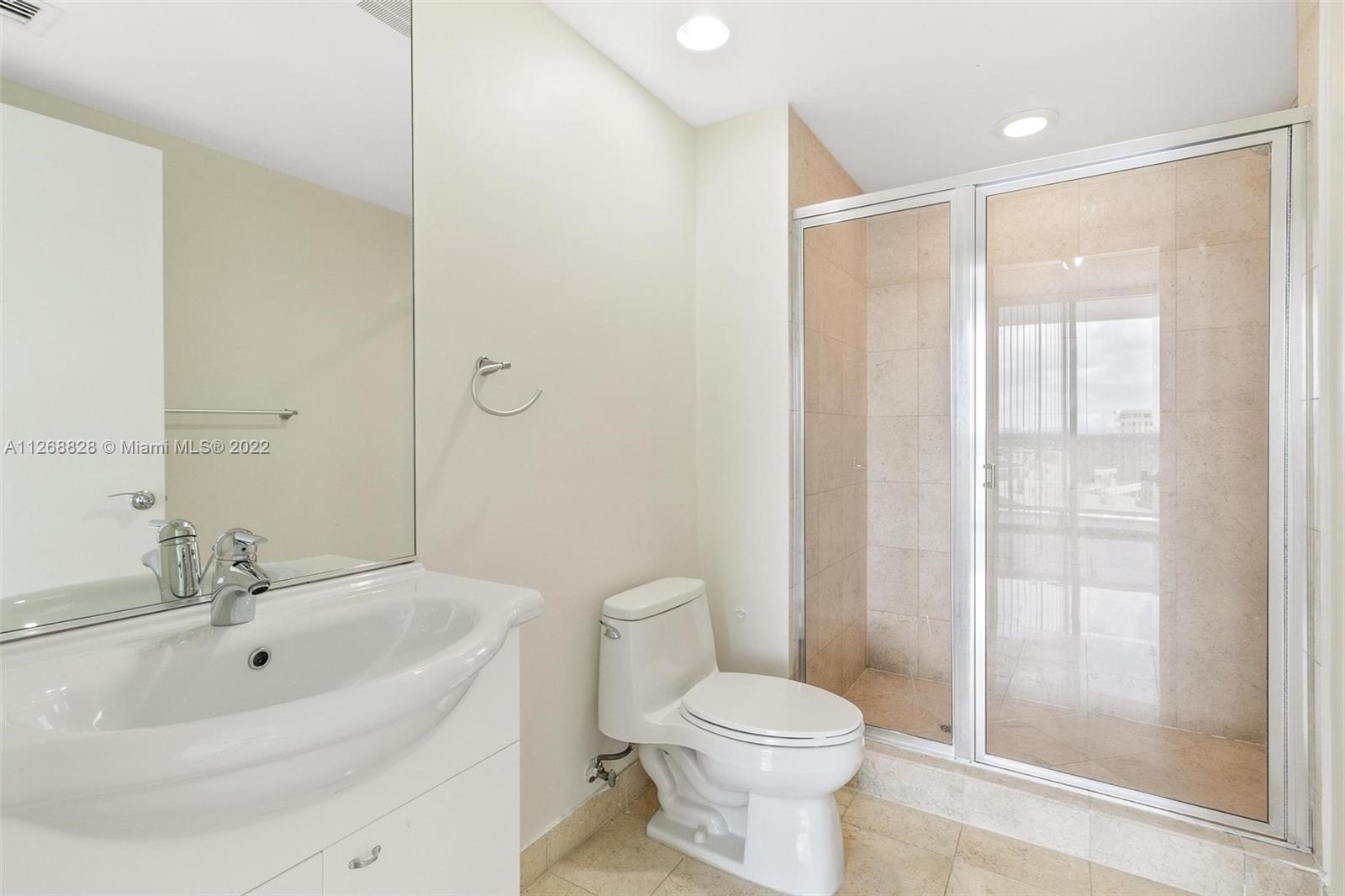 Ver detalles 1608 3 / 3 1571 sq. ft. $ 2022-10-13 0 foto