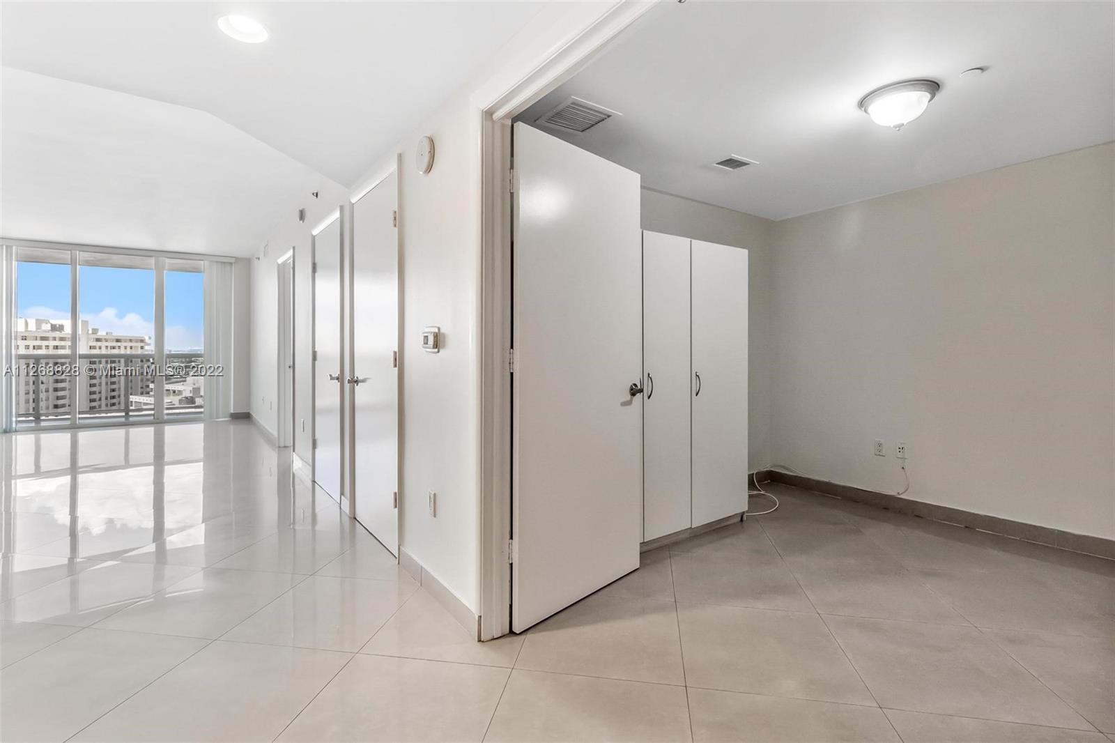 Ver detalles 1608 3 / 3 1571 sq. ft. $ 2022-10-13 0 foto