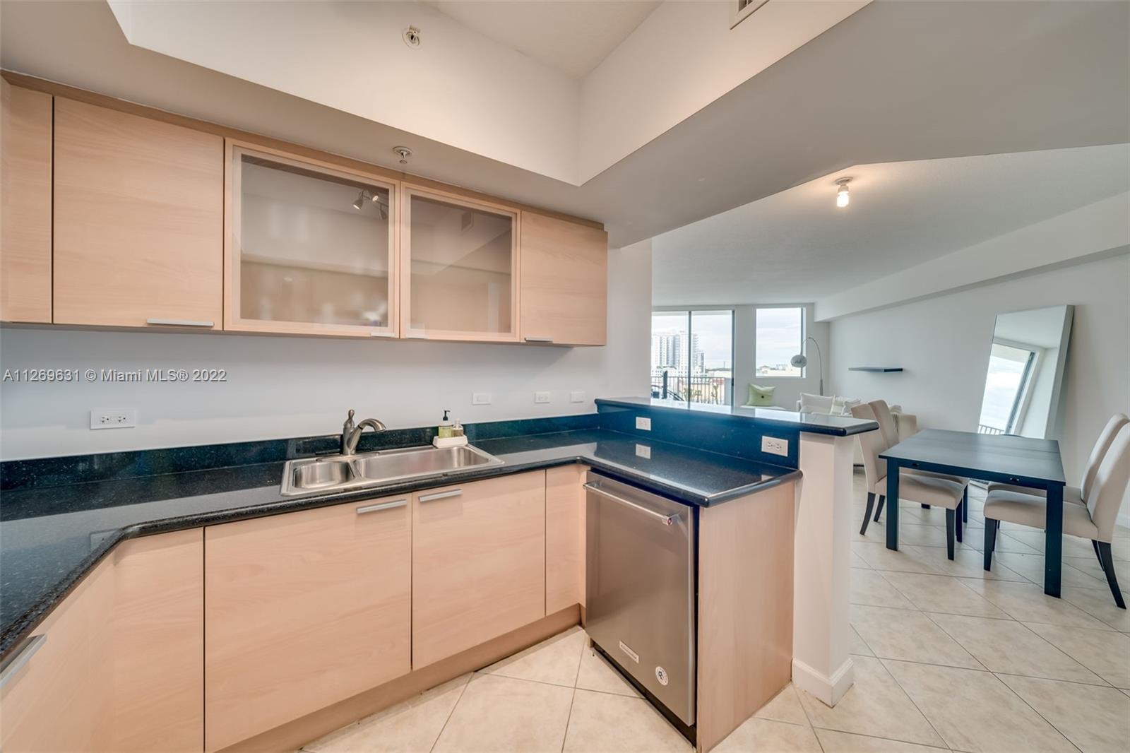 Photo of 140 Dixie Hwy #911, Hollywood, Florida, 33020 - kitchen