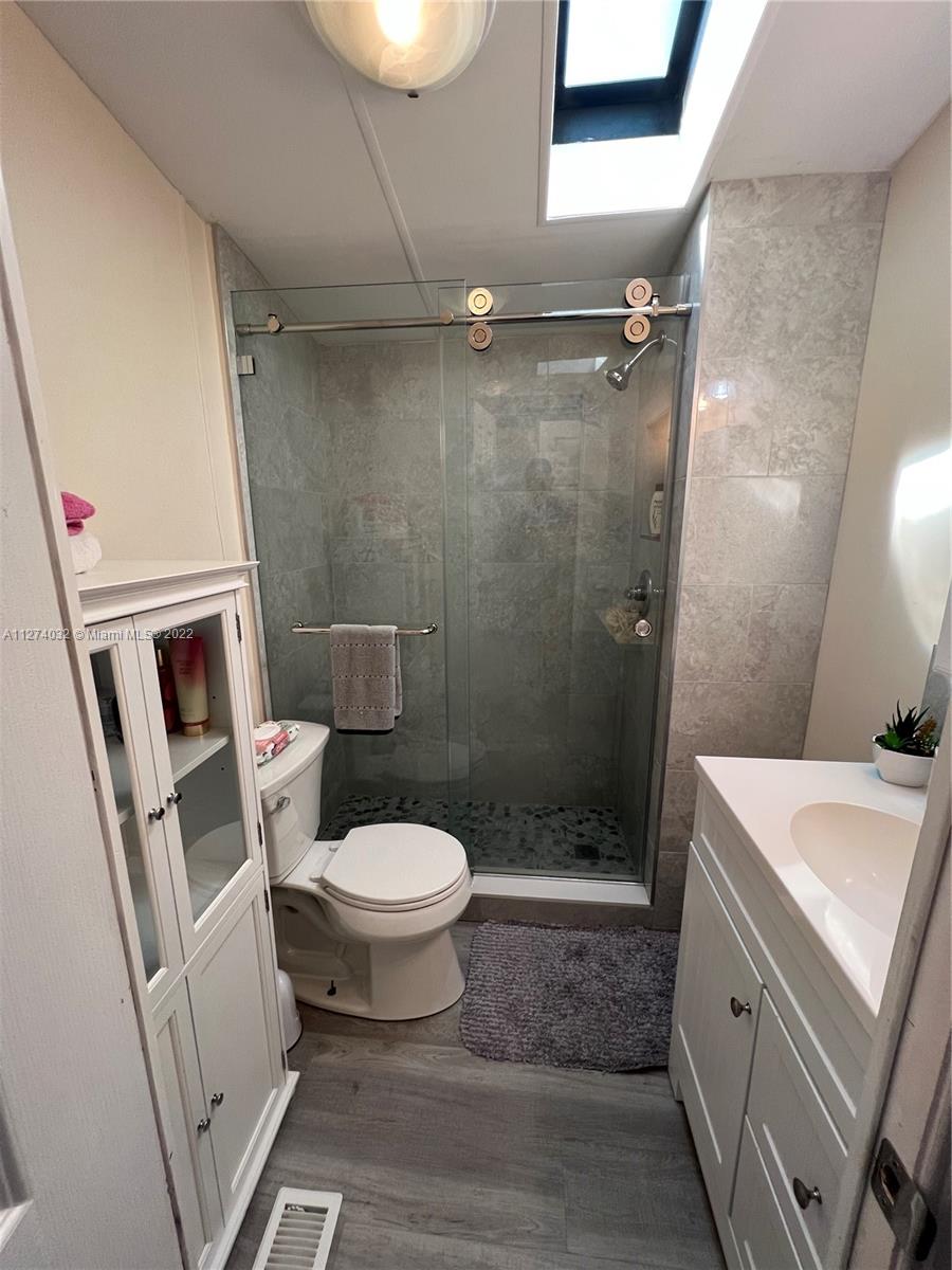 See details 2 / 2 404 sq. ft. $ 2022-09-16 0 Photo