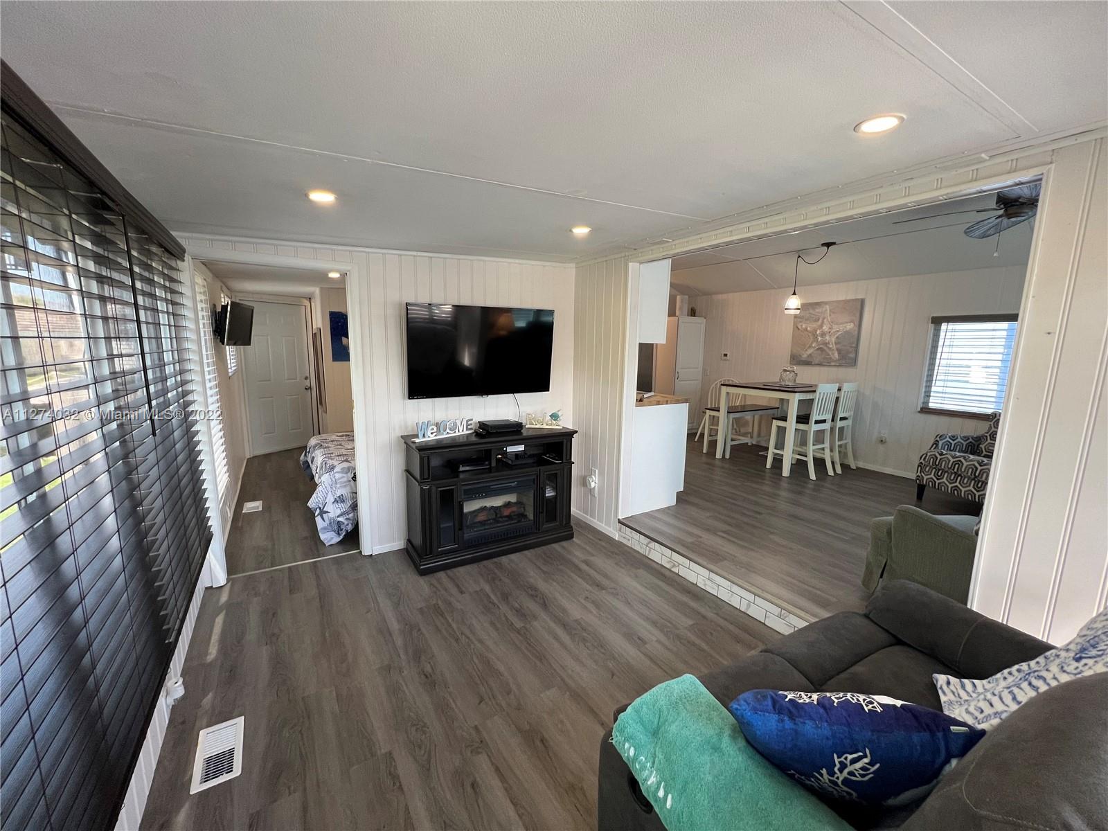 See details 2 / 2 404 sq. ft. $ 2022-09-16 0 Photo