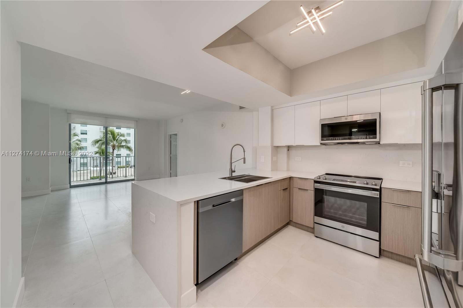 Photo of 140 Dixie Hwy #604, Hollywood, Florida, 33020 - Kitchen- living