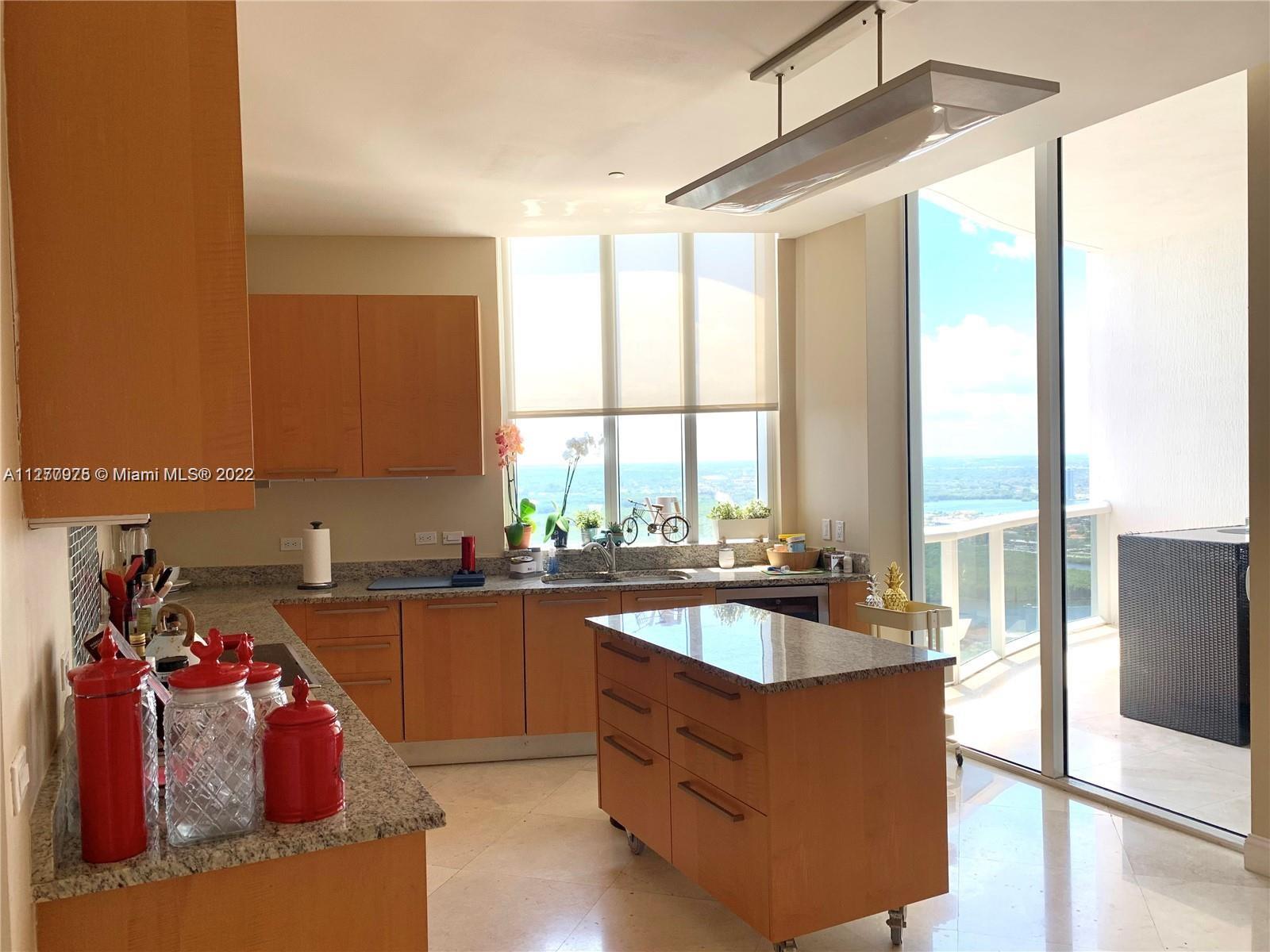Ver detalles 4204 3 / 4 2327 sq. ft. $ 2022-09-25 0 foto