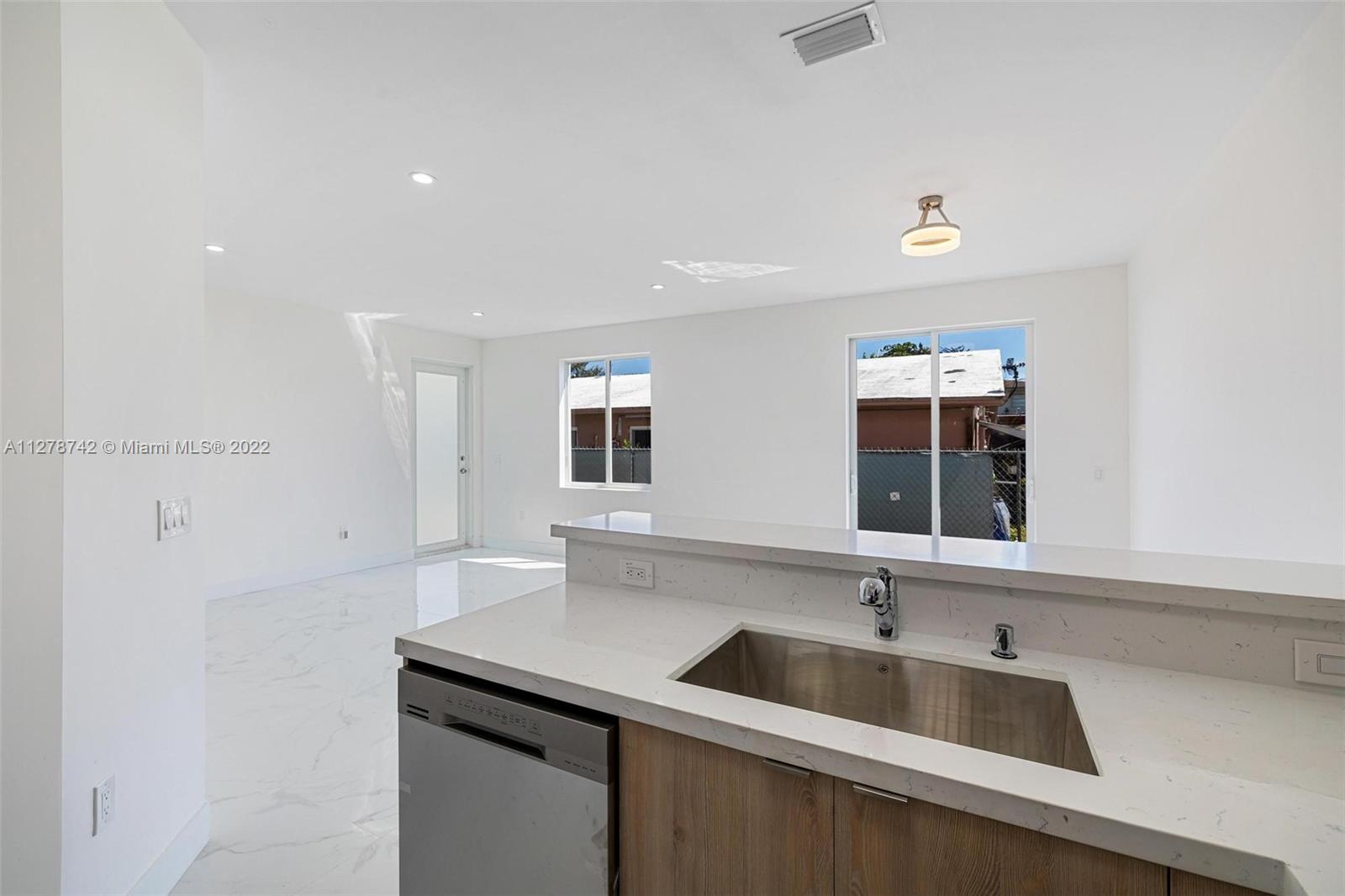 See details / 2421 sq. ft. $ 2022-11-14 0 Photo