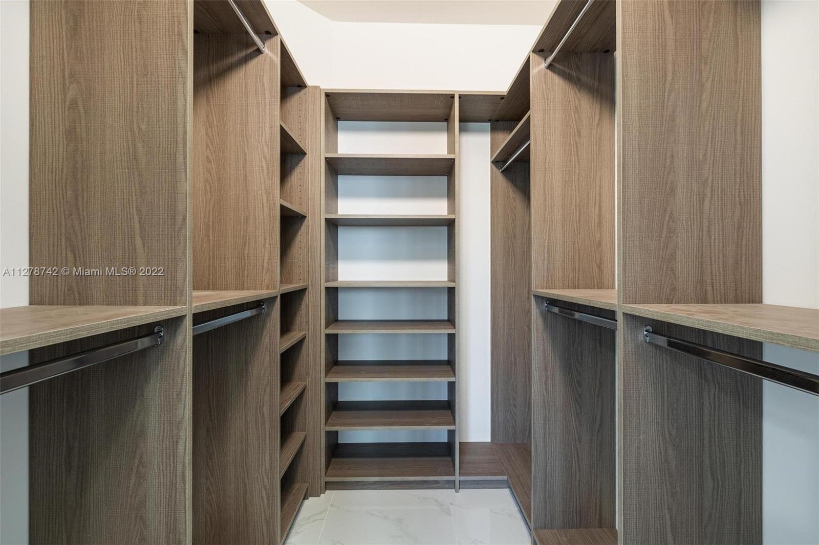 See details / 2421 sq. ft. $ 2022-11-14 0 Photo