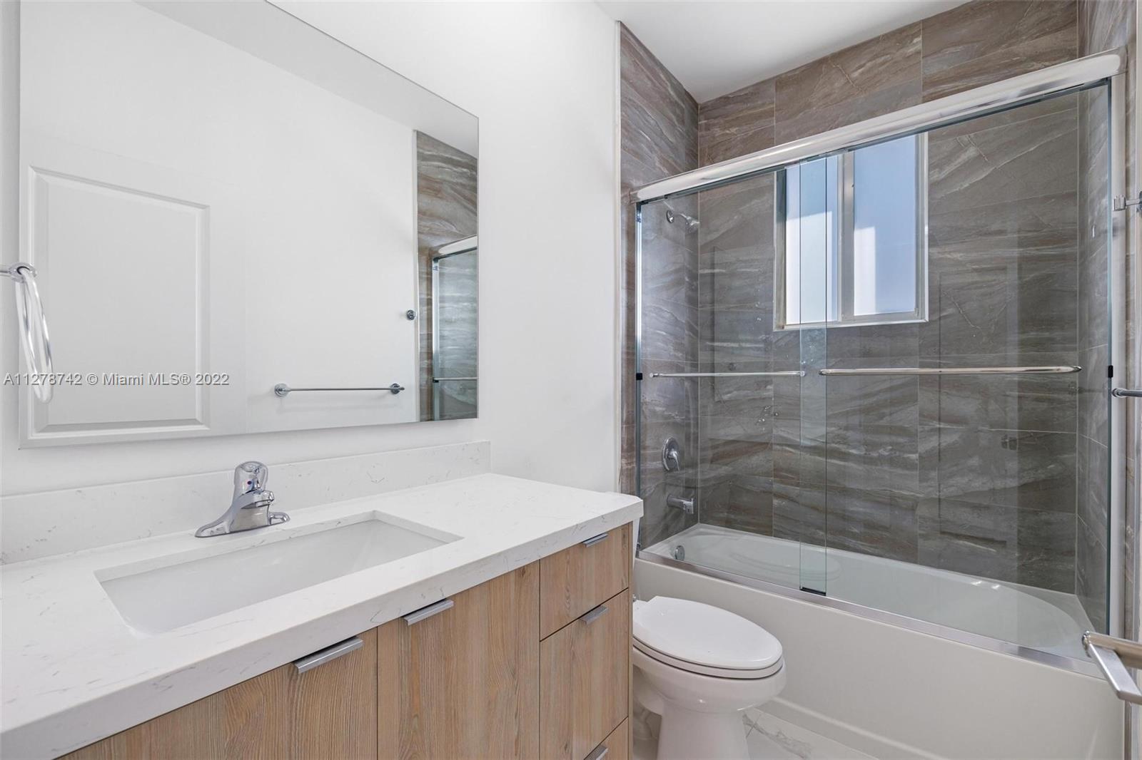 See details / 2421 sq. ft. $ 2022-11-14 0 Photo