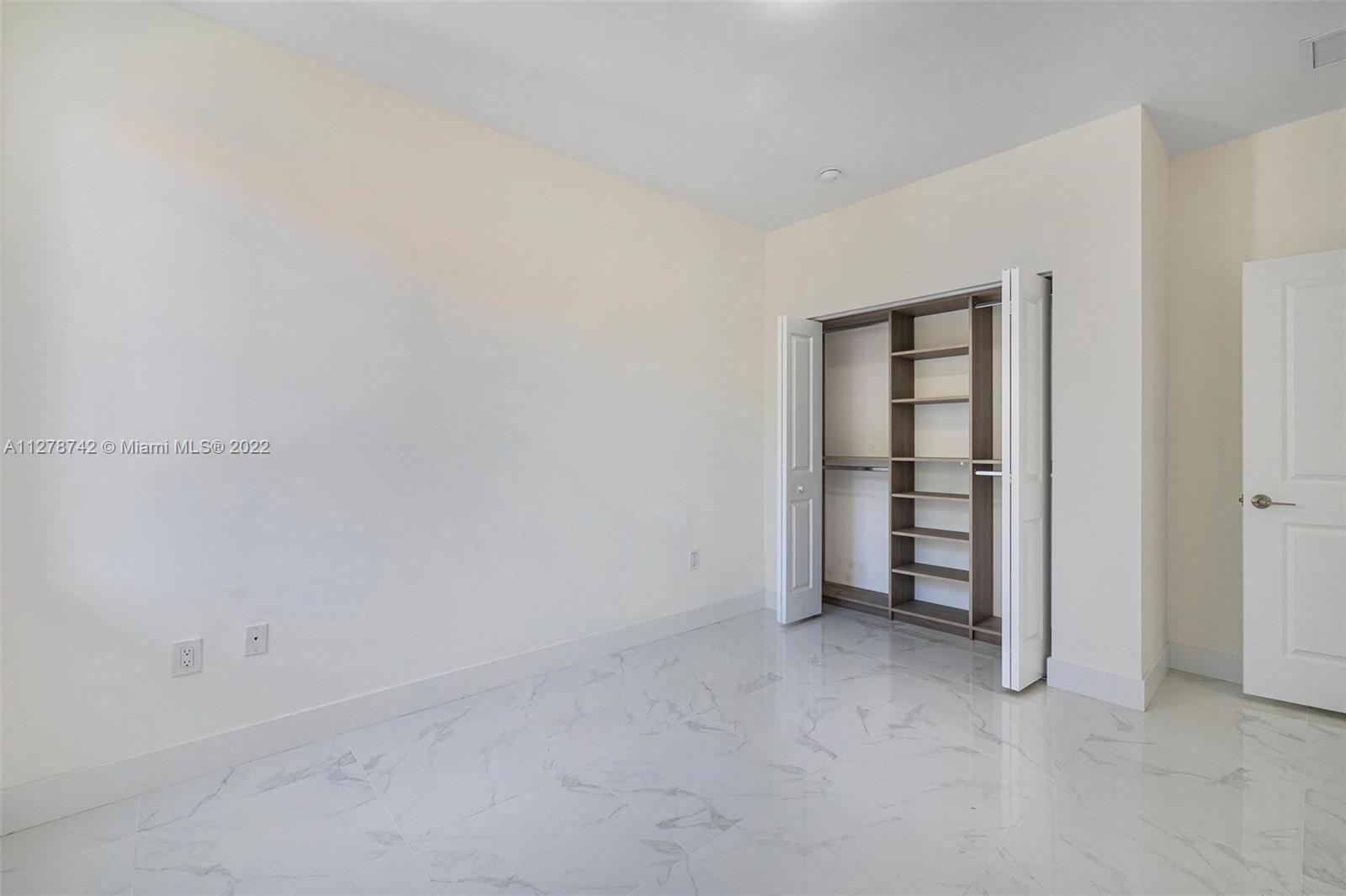 See details / 2421 sq. ft. $ 2022-11-14 0 Photo