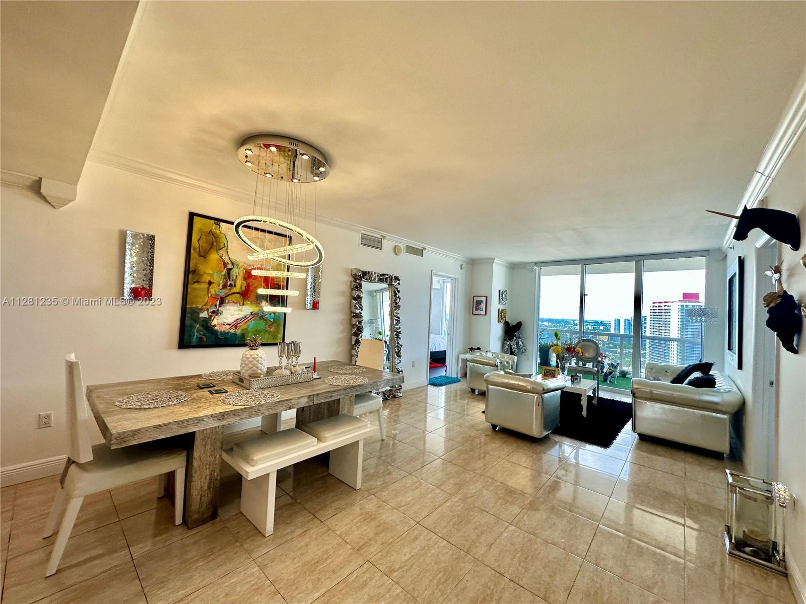 Ver detalles 2708 3 / 3 1571 sq. ft. $ 2022-09-28 0 foto