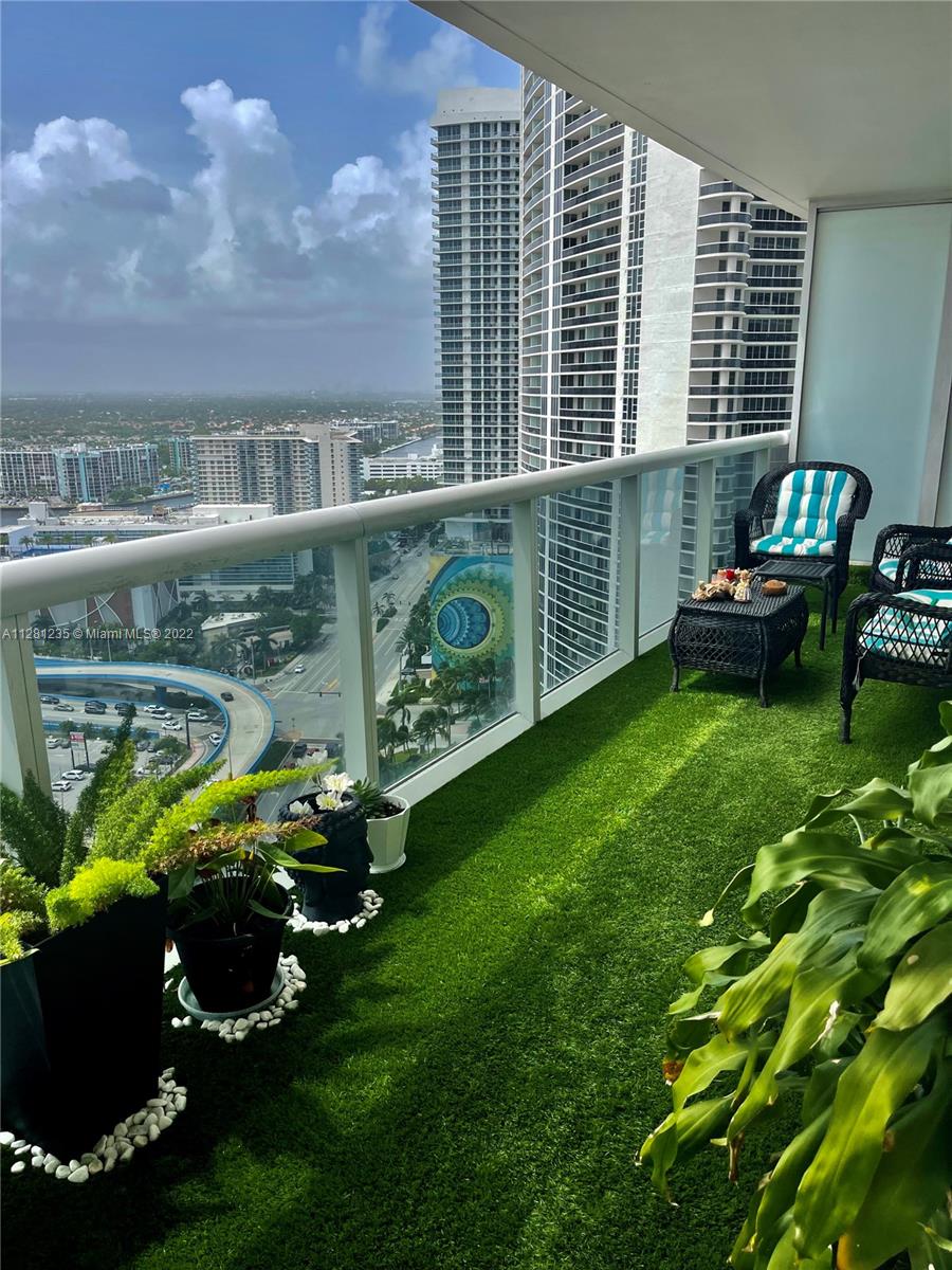 Ver detalles 2708 3 / 3 1571 sq. ft. $ 2022-09-28 0 foto