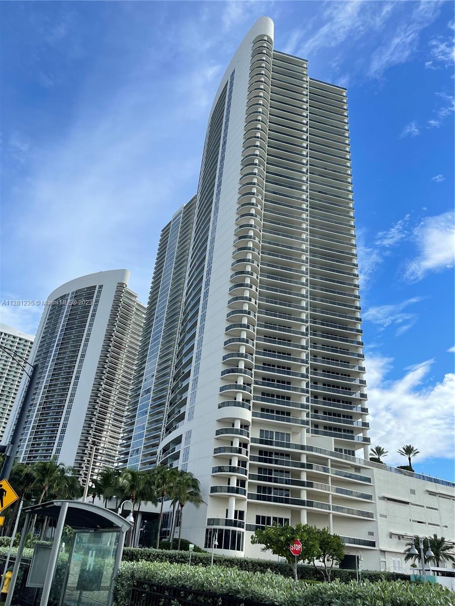 Ver detalles 2708 3 / 3 1571 sq. ft. $ 2022-09-28 0 foto