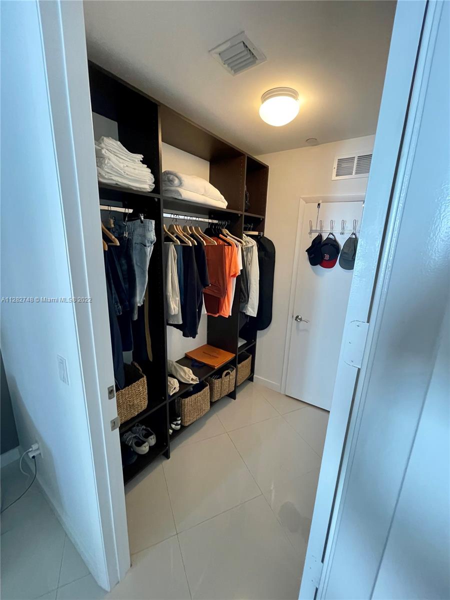 See details 803 3 / 3 1935 sq. ft. $ 2022-10-02 0 Photo