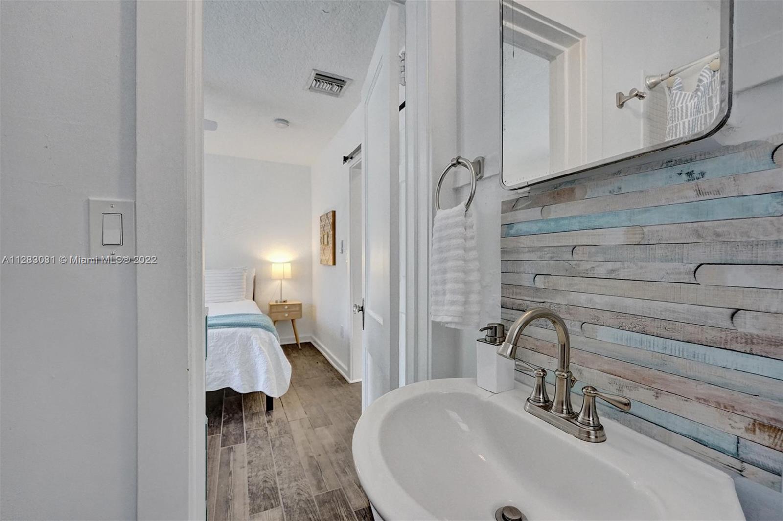 See details / 1121 sq. ft. $ 2023-01-04 0 Photo